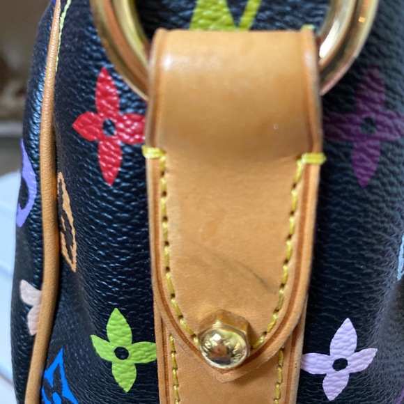 SOLD Authentic Louis Vuitton Greta - Picture 4 of 16